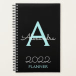 2022 Aquamarines Aqua Blue Black Monogram Elegant Planer<br><div class="desc">2022 Aquamarin Aqua Blue und Black Monogram Name und Initial Spiral Notebook Planner. Das macht den perfekten 16 Geburtstag,  Hochzeit,  Brautparty,  Jubiläum,  Babydusche oder Junggeselinnen-Abschied Geschenk für jemanden,  der Lieben glamourösen Luxus und schicke Stile.</div>