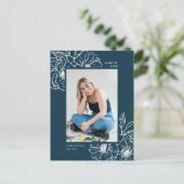 2022 Blauer Blumengarten Elegantes Foto Grad Ankündigungspostkarte (Stehend Vorderseite)