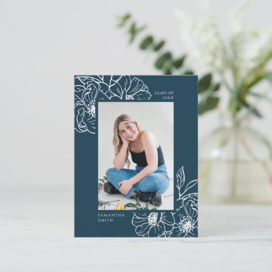2022 Blauer Blumengarten Elegantes Foto Grad Ankündigungspostkarte (Stehend Vorderseite)