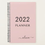2022 Blush Pink Girly Script Monogram Name Modern Planer<br><div class="desc">2022 Blush Pink Monogramm Fügen Sie Ihren eigenen Skriptnamen 2022 Kalender Hochzeitsplaner. Das macht den perfekten 16 Geburtstag,  Hochzeit,  Brautparty,  Jubiläum,  Babydusche oder Junggeselinnen-Abschied Geschenk für jemanden,  der Lieben glamourösen Luxus und schicke Stile.</div>
