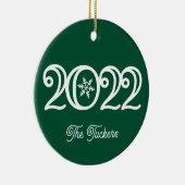 2022 Familiennamen Keepake Dunkle grüne Weihnachte Keramik Ornament (Rechts)