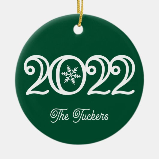 2022 Familiennamen Keepake Dunkle grüne Weihnachte Keramik Ornament (Vorne)