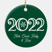 2022 Familiennamen Keepake Dunkle grüne Weihnachte Keramik Ornament (Hinten)