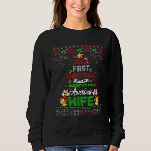 2022 First Christmas With My Smokin Hot And Wife A Sweatshirt (Vorderseite)