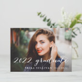 2022 Graduate Script Foto Abschluss Einladung (Stehend Vorderseite)