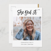 2022 hat sie es moderne Script Foto Abschluss Ankündigungspostkarte (Vorne/Hinten)