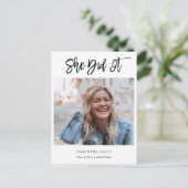 2022 hat sie es moderne Script Foto Abschluss Ankündigungspostkarte (Stehend Vorderseite)