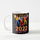 2022 HIER WIR KOMMEN lustige Silvester Party Gesch Kaffeetasse (Links)