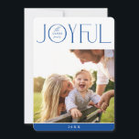 2023 FAMILY FOTO modern und elegant JOYFUL blau Feiertagskarte<br><div class="desc">von kat massard >>> WWW.SIMPLYSWEETPAPERIE.COM << Ein elegantes Kartendesign mit dem Zitat "JOYFUL",  kombiniert eleganten Schrifttyp mit Serifentypografie und schlichter Hintergrundfarbe,  sodass Sie eine persönliche Nachricht handschreiben können. Mit trendigem,  quadratischem Foto vorne für Ihr liebstes Foto!</div>