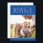 2023 FAMILY FOTO modern und elegant JOYFUL blau Feiertagskarte<br><div class="desc">von kat massard >>> WWW.SIMPLYSWEETPAPERIE.COM << Ein elegantes Kartendesign mit dem Zitat "JOYFUL",  kombiniert eleganten Schrifttyp mit Serifentypografie und schlichter Hintergrundfarbe,  sodass Sie eine persönliche Nachricht handschreiben können. Mit trendigem,  quadratischem Foto vorne für Ihr liebstes Foto!</div>