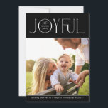 2023 FAMILY FOTO modern und elegant JOYFUL Schwarz Feiertagskarte<br><div class="desc">von kat massard >>> WWW.SIMPLYSWEETPAPERIE.COM << Ein elegantes Kartendesign mit dem Zitat "JOYFUL",  kombiniert eleganten Schrifttyp mit Serifentypografie und schlichter Hintergrundfarbe,  sodass Sie eine persönliche Nachricht handschreiben können. Mit trendigem,  quadratischem Foto vorne für Ihr liebstes Foto!</div>