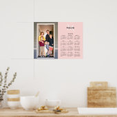 2023 Foto-Monogrammname im Kalender auf Rosa Poster (Küche)