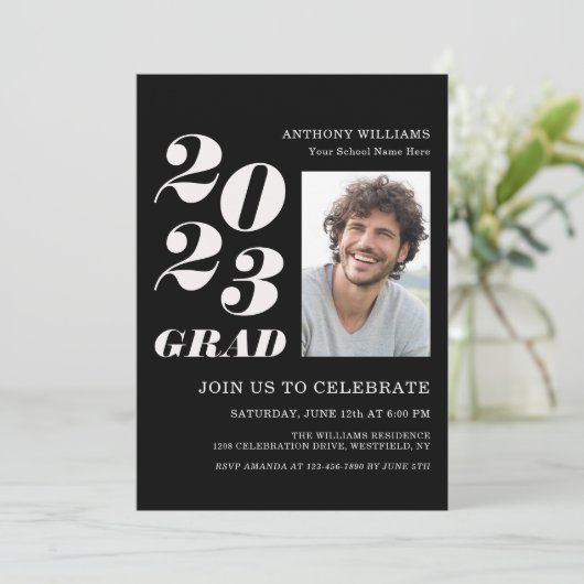 2023 Grad Party Fett Text auf Schwarz mit Ihrem Fo Einladung (Stehend Vorderseite)