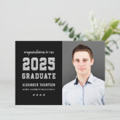 2023 Graduate Black Gray Graduation Party Foto Einladung (Stehend Vorderseite)