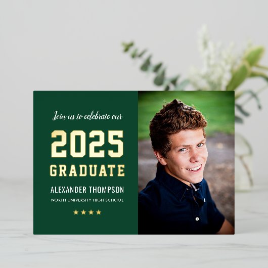 2023 Graduate Green Gold Graduation Party Foto Folieneinladung (Stehend vorne)