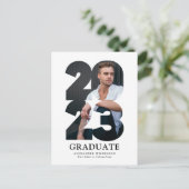 2023 Moderne Typografie Trendy Foto Abschluss Ankündigungspostkarte (Stehend Vorderseite)