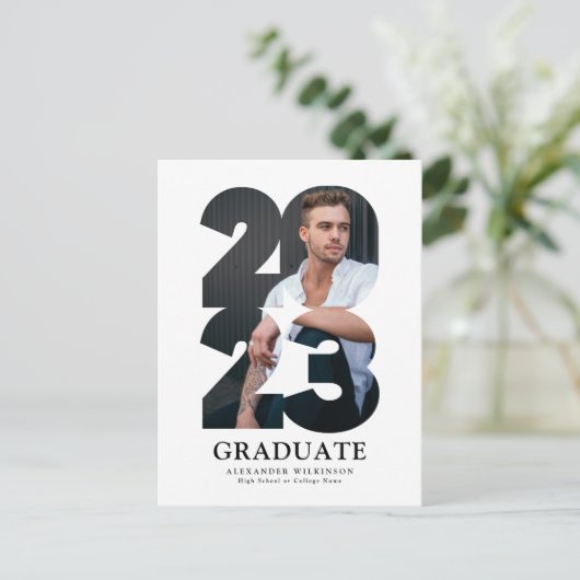 2023 Moderne Typografie Trendy Foto Abschluss Ankündigungspostkarte (Stehend Vorderseite)