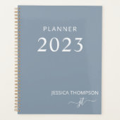 2023 Moderner Girly Dusty Blue Monogram Name Plann Planer (Vorderseite)
