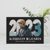 2023 Modernes, kühnes Script Trendy 4 Foto Abschlu Einladung (Stehend Vorderseite)