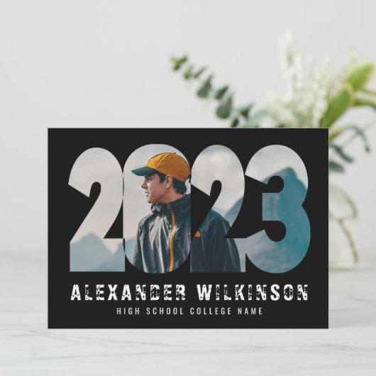 2023 Modernes, kühnes Script Trendy 4 Foto Abschlu Einladung (Stehend Vorderseite)