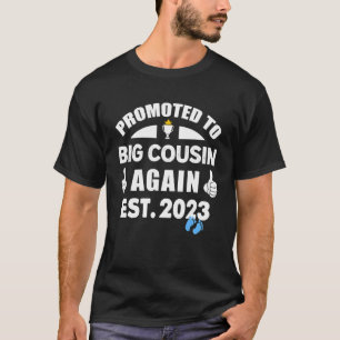 2023 wieder zum großen Cousin befördert, ist es ei T-Shirt