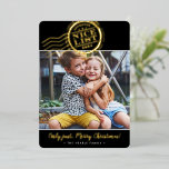 2024 CHRISTMAS FOTO niedlich Nice List Briefmarke  Folien Feiertagskarte<br><div class="desc">von kat massard >>> WWW.SIMPLYSWEETPAPERIE.COM << Ein lustiges Kartendesign mit dem Sprichwort "NICE LIST" in glänzender Folie für die Briefmarke. Portrait Stil,  um Ihre schöne Familie auch mit hohem Foto zu zeigen. KONTAKTIEREN SIE MICH,  wenn Sie Hilfe benötigen,  um Ihr Foto perfekt anzupassen kat@simplysweetpaperie.com</div>