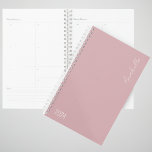 2024 Dusky Pink Week & Month Personalisiert Planer<br><div class="desc">Mit dem Dusky Pink Personalisiert Month and Week Planer 2024 präsentiert sich ein eleganter und stilvoller Begleiter, der Ihnen eine Touch der Eleganz in Ihre Organisation bringen soll. Dieser Planer verbindet Funktionalität nahtlos mit ästhetischer Anziehungskraft und macht jeden Tag zum Vergnügen zu planen und zu erobern. Die dunkelrosa Deckenverkleidung verleiht...</div>