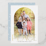 2024 FAMILY FOTO Minimaler Bogen PEACE Gold Folien Feiertagskarte<br><div class="desc">von kat massard >>> WWW.SIMPLYSWEETPAPERIE.COM << An on Trend card design mit dem Zitat "PEACE" in glänzender Folie,  mit kombinierter Bogenform für Ihr Lieblingskarte-Foto. KONTAKTIEREN SIE MICH,  wenn Sie Hilfe benötigen,  um Ihr Foto perfekt anzupassen - kat@simplysweetpaperie.com</div>