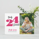 2024 Foto Abschluss Handwriting Typografie Einladung (Stehend Vorderseite)