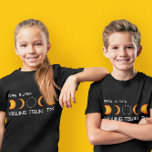 2024 Gesamtsolarausklipse Custom Town and Staat T-Shirt<br><div class="desc">Mit unserem Solar Eclipse Personalisiert Town Shirt für Kinder 2024 erfassen Sie den Zauber des Kosmos für die Kleinen. Dieses bezaubernde Kleidungsstück ist ein wunderbarer Sake, der an die Ehrfurcht inspirierend Total Solar Eclipse erinnert, die am 8. April 2024 den Himmel eroberte. Die Vorderseite des Shirts ist mit spielerischem Charme...</div>