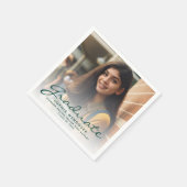 2024 Grüne Script Foto Graduation Party Serviette (Ecke)