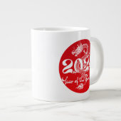 2024 Jahr des Drachen rot weiß Jumbo-Tasse (Vorderseite Rechts)