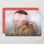 2024 MERRY FOTO Familienspass Kalligraphie Folien Feiertagskarte<br><div class="desc">von kat massard >>> WWW.SIMPLYSWEETPAPERIE.COM << Eine einfache Kartengestaltung mit der Beschriftung "MERRY" in glänzender Folie. Maximaler Bereich für die Darstellung Ihrer Familie mit vollem Rahmen horizontales Foto</div>