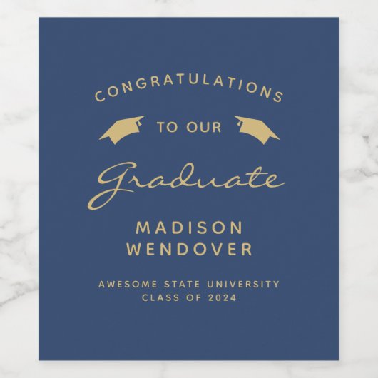 2024 Navy Blue Gold Script Cap Abschluss Weinetikett (Einzelnes Label)