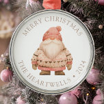 2024 Personalisiert Pink Santa Gnome Frohe Weihnac Ornament Aus Metall<br><div class="desc">Dieses niedliche Urlaubssornament besticht durch einen pinkfarbenen und beigefarbenen Weihnachtsbaum in einem gemütlichen Strickpulli und Hut. Die Worte "Frohe Weihnachten" erscheinen in beige Serif Schriftart,  mit dem Namen Ihrer Familie und dem Jahr unten.</div>