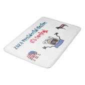 2024 Präsidentschaftswahl, es kommt! Badematte (Schrägansicht)