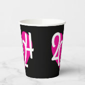 2024 rosa Herz Grafik neue Jahre Party auf schwarz Pappbecher (Links)