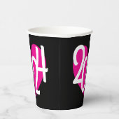 2024 rosa Herz Grafik neue Jahre Party auf schwarz Pappbecher (Rechts)