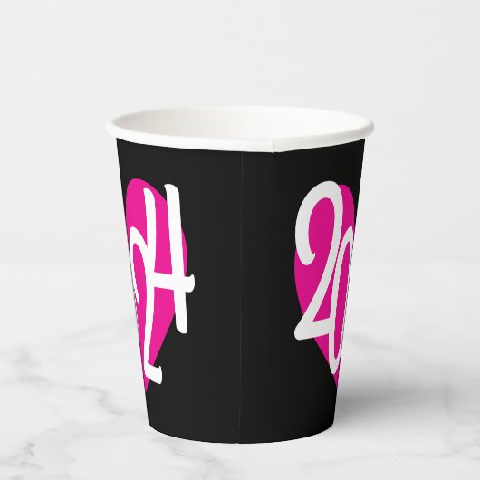 2024 rosa Herz Grafik neue Jahre Party auf schwarz Pappbecher (Rechts)
