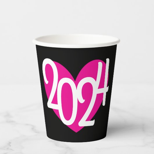 2024 rosa Herz Grafik neue Jahre Party auf schwarz Pappbecher (Vorderseite)