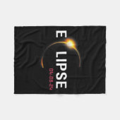 2024 Solar Eclipse 2024 04,08,24 Eclipse Mens Kids Fleecedecke (Vorderseite (Horizontal))