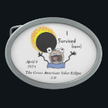 2024 Solar Eclipse Survival Edition Ovale Gürtelschnalle<br><div class="desc">Feiern Sie Ihr Überleben des "Great American Solar Eclipse 2.0" vom 8. April 2024 mit diesem einfachen,  aber trendigen "I Survived (wieder)" Cartoon mit einem ausgefallenen Beobachter. Alle Texte und Bilder sind vollständig anpassbar.</div>