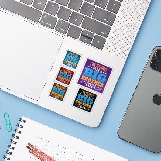 2024 wird ein großer Bruder sein Aufkleber (Laptop mit iPhone)