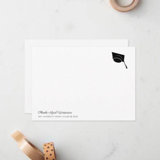 2025 Abschluss Einfache Typografie Grad Cap Mitteilungskarte (Vorderseite/Rückseite Beispiel)
