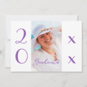 2025 Abschluss Foto Modernes Violetskript Einladung (Vorderseite)