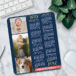 2025 Calendar Navy Koral Gold Familie Foto Collage Mousepad<br><div class="desc">Feiern Sie das Jahr 2025 mit diesem hübschen Foto-Collage-Kalender. Mit leicht lesbaren Daten in fett weiß, hat dieser wunderschön einfache Kalender die Wörter "2025" und "LIEBE" in Imitaten goldenen Glitzer mit einem hellen Korallenrosa Bar am Boden für Ihren personalisierten Familiennamen oder anderen Text. Der Hintergrund ist marineblau. Füge vertikal entlang...</div>