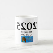 2025 Es wird bald leben Kaffeetasse (Mittel)