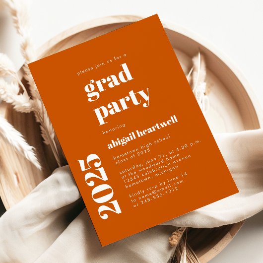 2025 Fett Typografie Burnt Orange Grad Party Einladung
