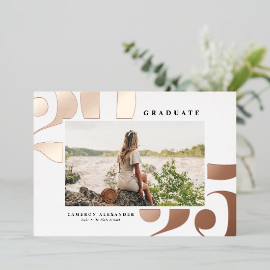 2025 Fett Typografie Foto Abschluss Rose Gold Folieneinladung (Stehend vorne)