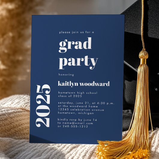 2025 Fett Typografie Navy Blue Graduation Party Einladung